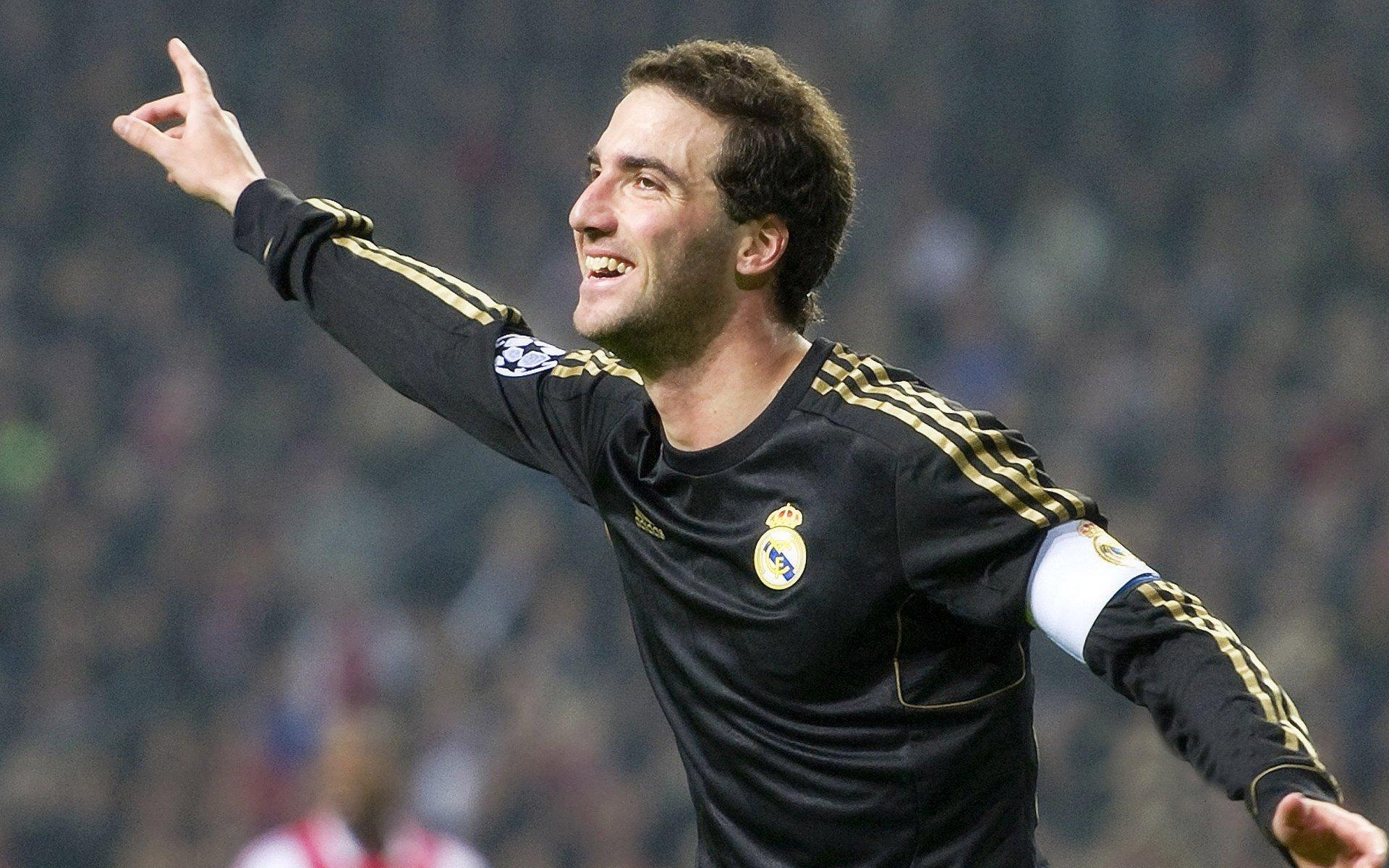 梅西第八次捧起金球奖 刷新历史纪录再创足坛传奇