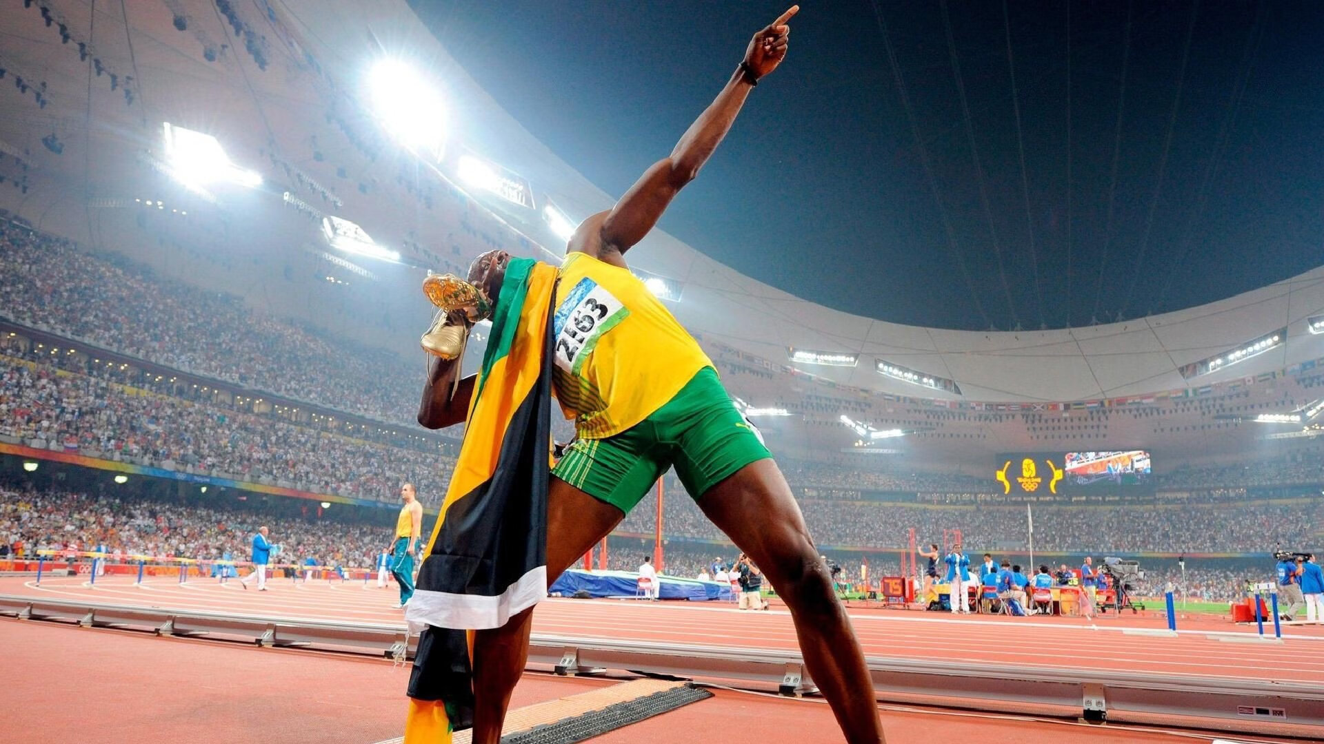 梅西第八次捧起金球奖 阿根廷巨星再创足坛历史