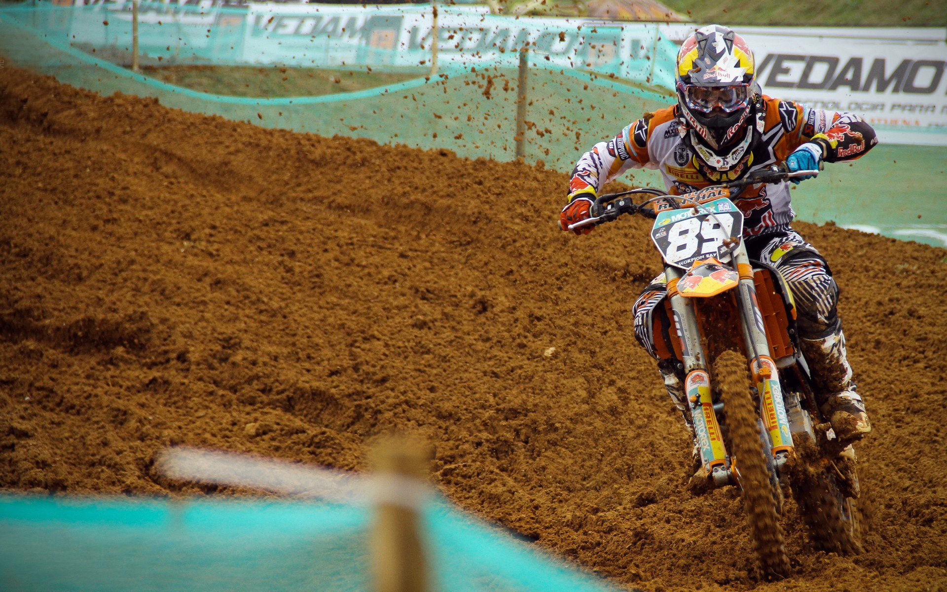 冰球联赛激战正酣,豪门对决引爆赛季高潮,新秀崛起改写格局